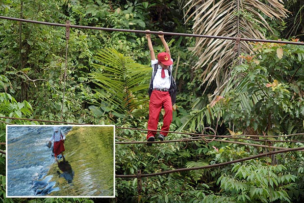 Pelajar Terpaksa Lintasi Trek Indiana Jones Menuju Sekolah
